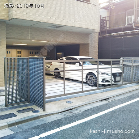 駐車場入口前