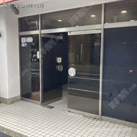 ビル入口前面