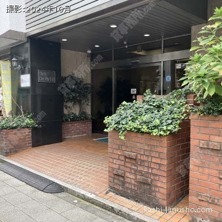 ビル入口前面