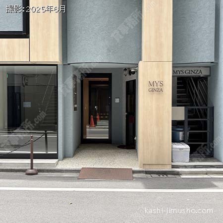 ビル入口前面