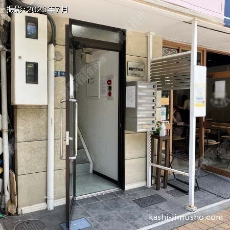 ビル入口前面