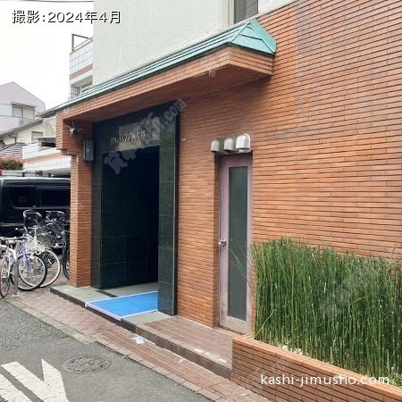 建物入口前面