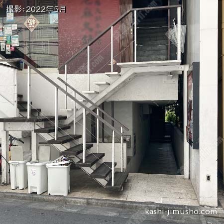 ビル入口前
