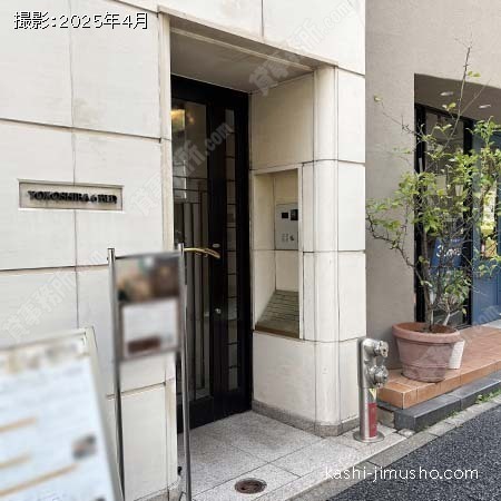 ビル入口前面