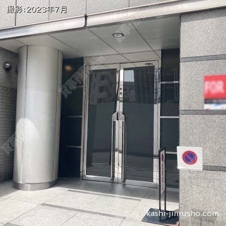 ビル入口前