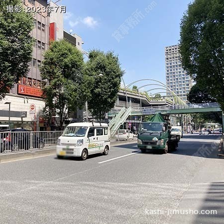 前面道路(明治通り)