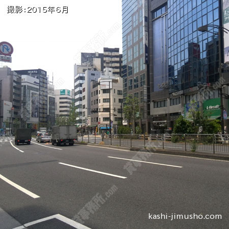 前面の靖国通り