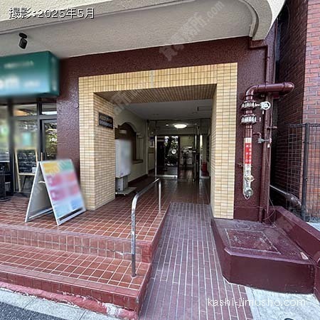 ビル入口前面