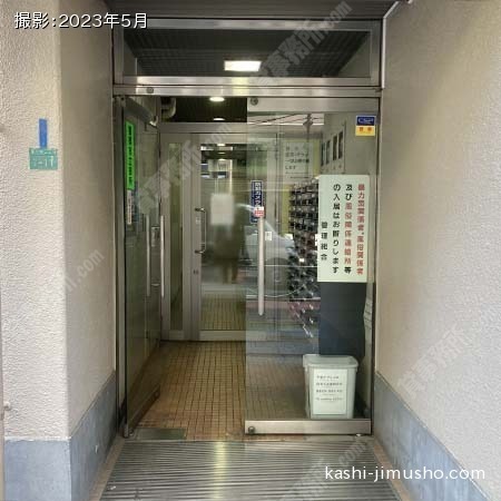 建物入口前面