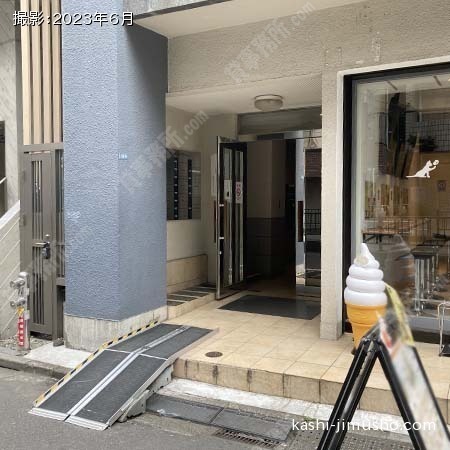 ビル入口前面