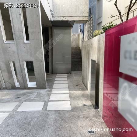 ビル入口前面