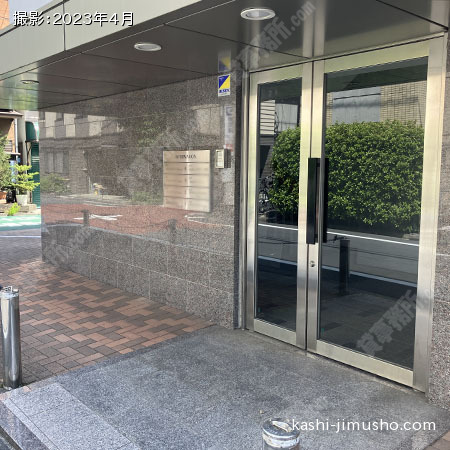 ビル入口前面