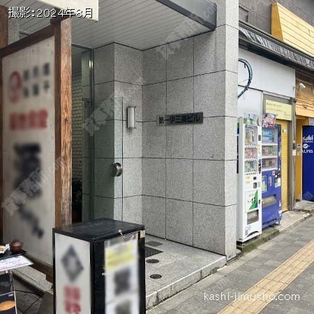 ビル入口前面