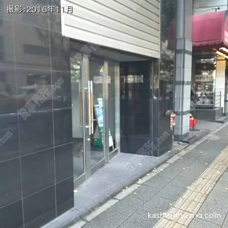 ビル入口前面