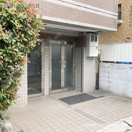 ビル入口前面