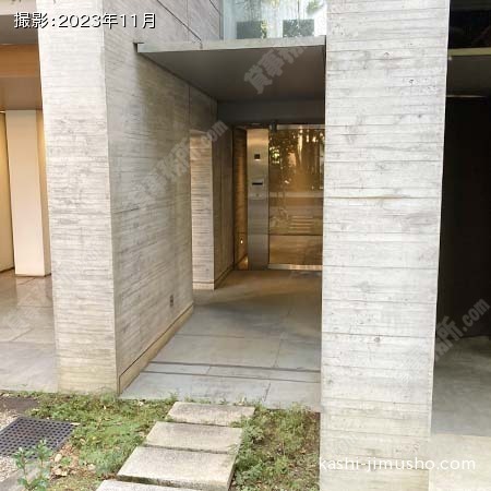 建物入口前面