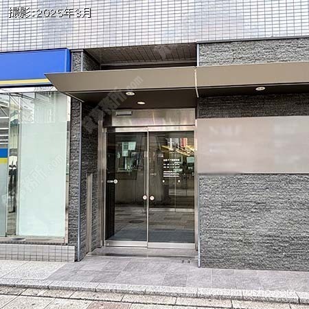 ビル入口前面