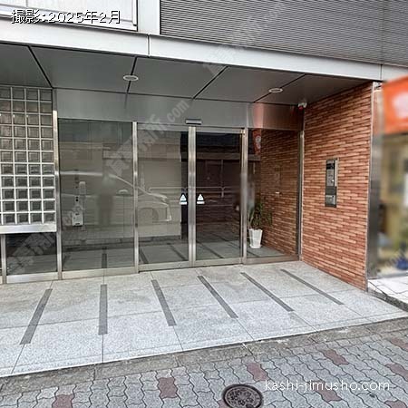 ビル入口前面