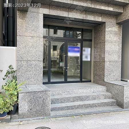 ビル入口前面