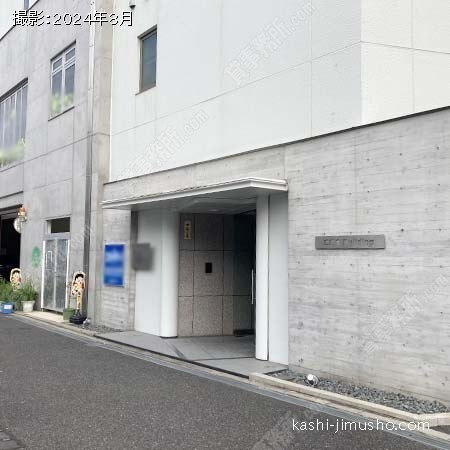 ビル入口前面