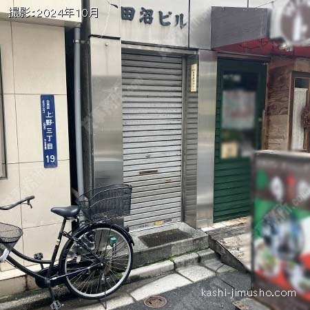 ビル入口前面