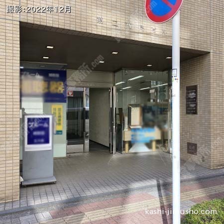 ビル入口前面