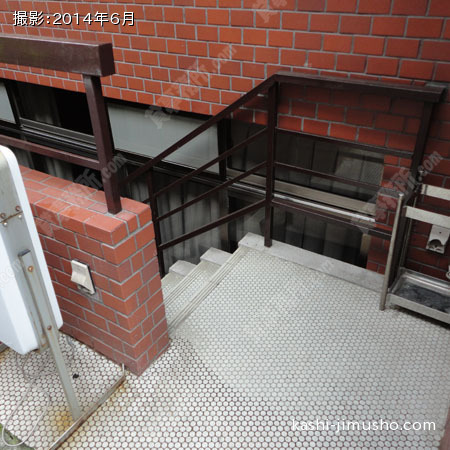 地下階への階段