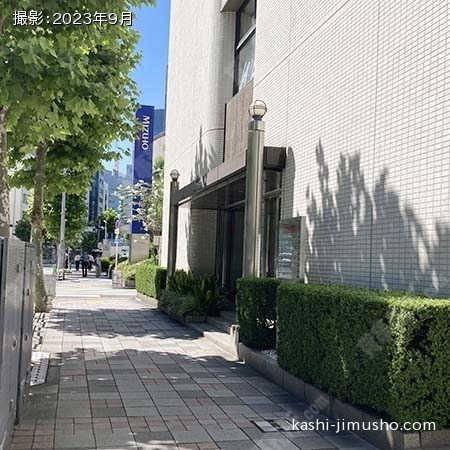 ビル入口前面