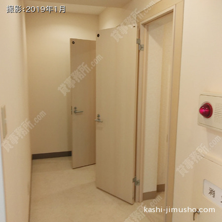 貸室内トイレ入口
