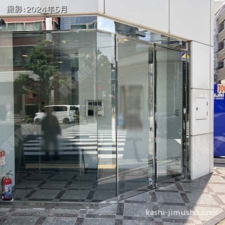 ビル入口前面