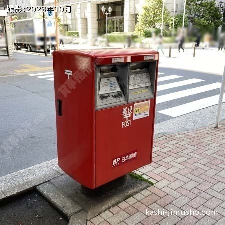 ビル前にある郵便ポスト