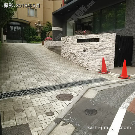 ビル入口アプローチ