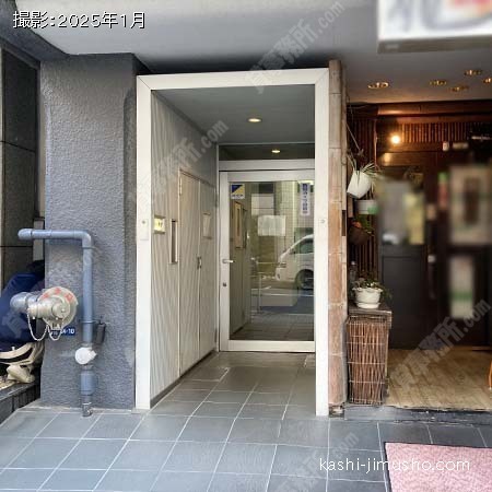 ビル入口前面