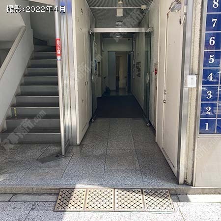 ビル入口前面