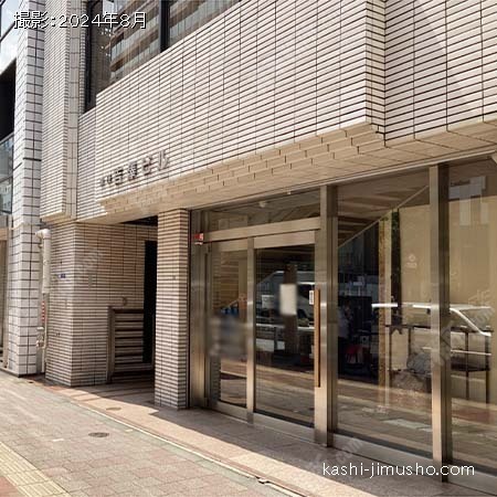 ビル入口前面