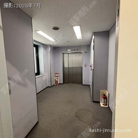 貸室階エレベーターホール