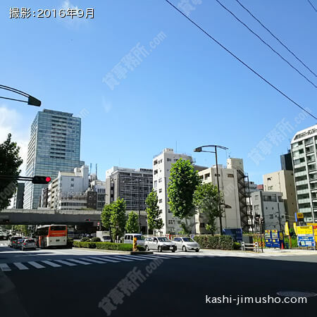 前面道路（靖国通り）