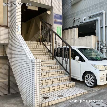 ビル入口前面