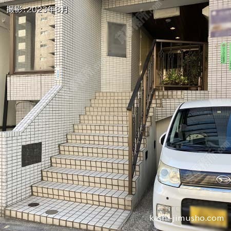 ビル入口前面