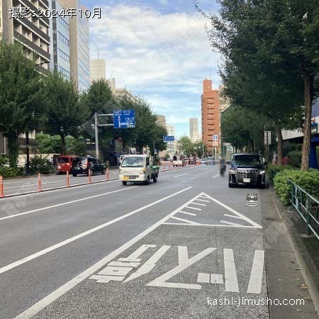 前面道路(靖国通り)