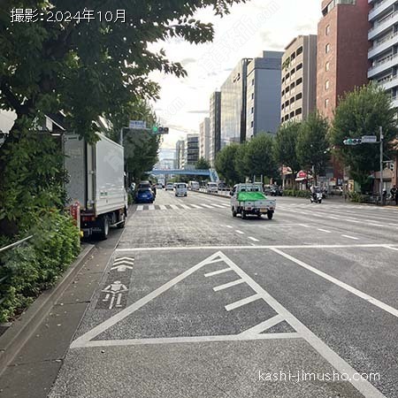 前面道路(靖国通り)