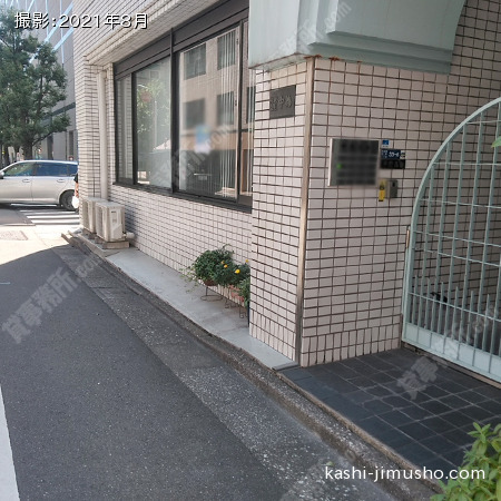 ビル入口前