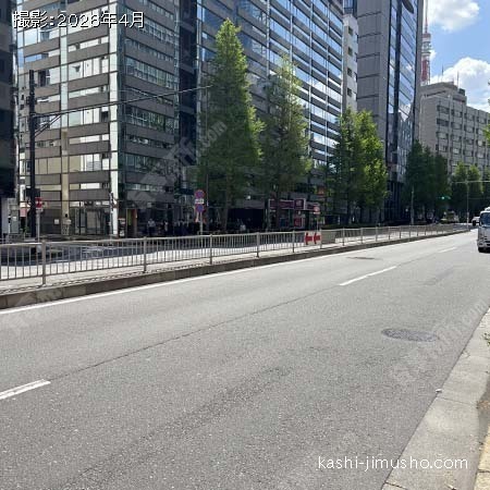 前面道路(桜田通り)