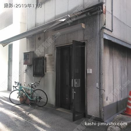 ビル入口前