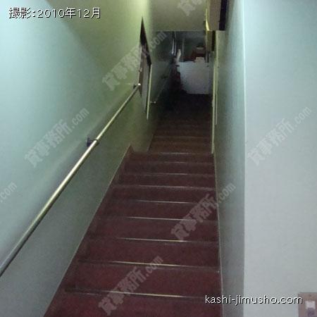 上層階への階段