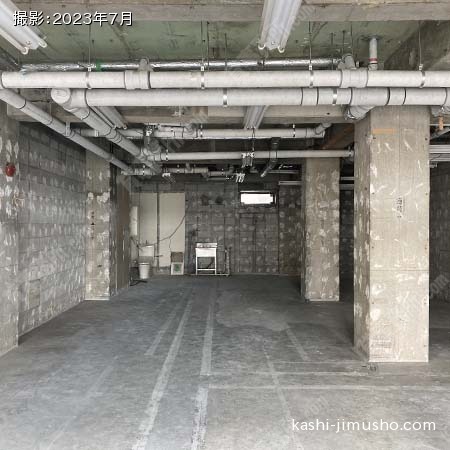 貸室内・ガラス越し(1階34.03坪) 貸室内・ガラス越し(1階34.03坪)