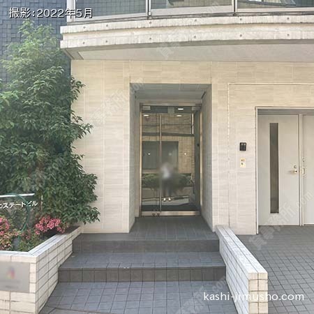 ビル入口前面