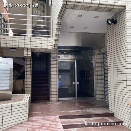 ビル入口前面