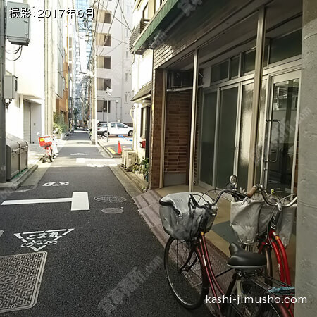 ビル入口前面