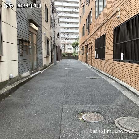 ビル横側道